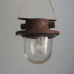 Geroeste explosieveilige industriële lamp, E27-gloeilampfitting, helderglazen bol, vintage architectonische berging voor restauratie