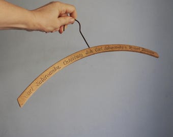 Percha de madera fina con forma de arco, ideal para la decoración de talleres de sastrería o tiendas de ropa. Artículos de colección vintage de los años 30.