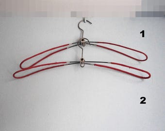 Lotto di 2 appendiabiti da viaggio, con alette metalliche pieghevoli rivestite in tessuto rosso, ideali per sartoria/negozio di abbigliamento, collezione vintage anni '60.