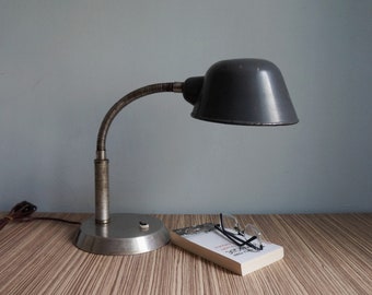 Lámpara de escritorio industrial de cuello de cisne de mediados de siglo, base redonda, pantalla de luz pintada de gris, bombilla E27, salvamento arquitectónico vintage