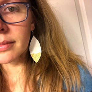 Feather Earrings White and Gold Leather Hand painted and sewn 画像 4