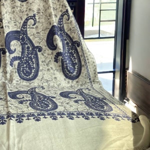 Elegante melkwitte Pashmina sjaal met donkerblauw en grijs borduurwerk, Paisley, winter hijab, Boho sjaal, spirituele kleding, islamitisch cadeau