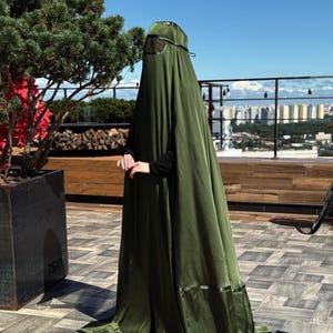 エレガントなシルクカーキ色のアフガニブルカ、ユニークなデザインのカスタム長さ