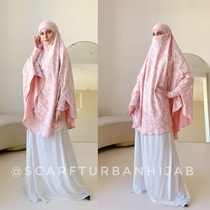 Roze en witte khimar-transformator naar niqab