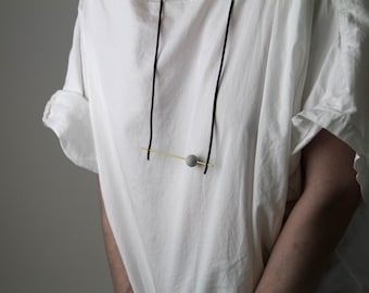 collar de declaración geométrica de latón de hormigón - cordón de goma negro / minimalista arquitectura contemporánea joyería de hormigón