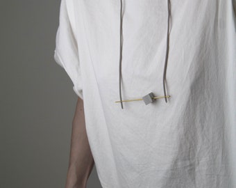 collar de declaración geométrica de latón de hormigón - cordón de goma gris / arquitectura contemporánea minimalista joyería de hormigón