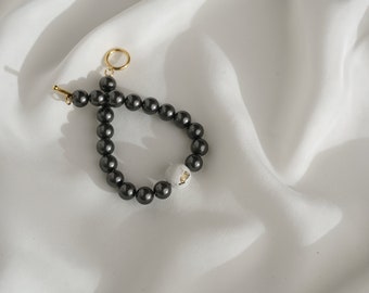 pulsera de declaración de perla negra con hormigón blanco y oro