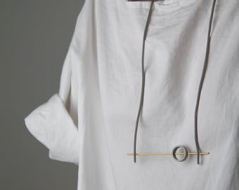 collar de declaración geométrica de latón de hormigón - cordón de goma gris / arquitectura contemporánea minimalista joyería de hormigón