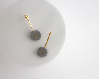 pendientes de hormigón gris y oro