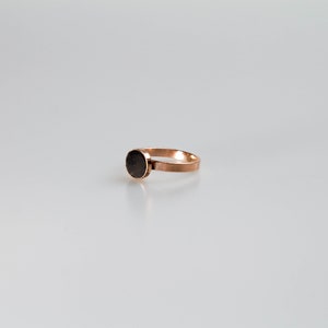 contemporary concrete ring ORDINARY with black concrete in rose gold / concrete jewelry, contemporary jewelry, glamour style image 1