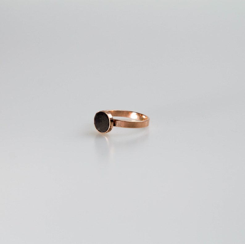 contemporary concrete ring ORDINARY with black concrete in rose gold / concrete jewelry, contemporary jewelry, glamour style image 1