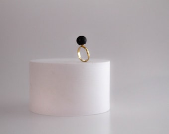 anillo de hormigón negro y dorado