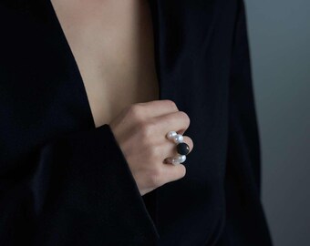 Anillo de perla con declaración de hormigón negro y oro