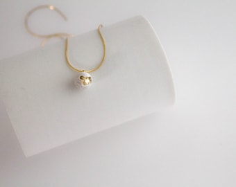 collar de hormigón blanco y dorado