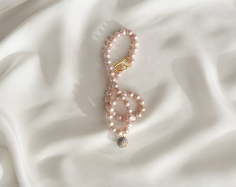 collar de perla rosada con hormigón gris y oro