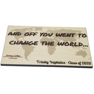 Graduierung Plaque (Ändern Sie die Welt) | Beliebte Holz graviert personalisiert | USA hergestellt | Magnet oder Lager Wandbehänge | sinnvolles Geschenk