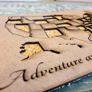 USA Korktafel Landkarte| Drücken Sie Ihre Karte mit Zustandsstücken markieren | Hochwertige USA-Karte | Beliebtes besonderes Geschenk | Passen Sie den Text auf der Karte an