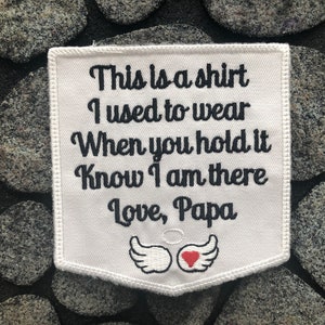 Peut inclure: Écusson brodé blanc avec le texte "This is a shirt I used to wear When you hold it Know I am there Love, Papa." Comprend des ailes d'ange et un cœur. Idéal pour les cadeaux commémoratifs.