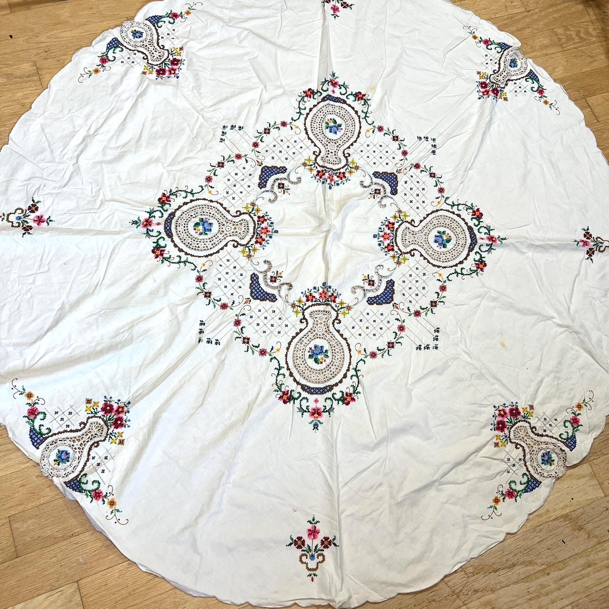 Hand-Embroidered 61.5 Round or Oval Tablecloth (3926)