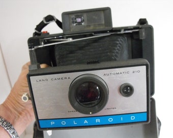 Vtg Polaroid Land Camera Automatic 210 with Case   (2097)