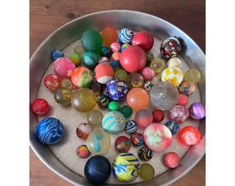 Veel springkussens geassorteerde rubberen hoge stuiterballen glitterfiguurtjes 50+ (4079)