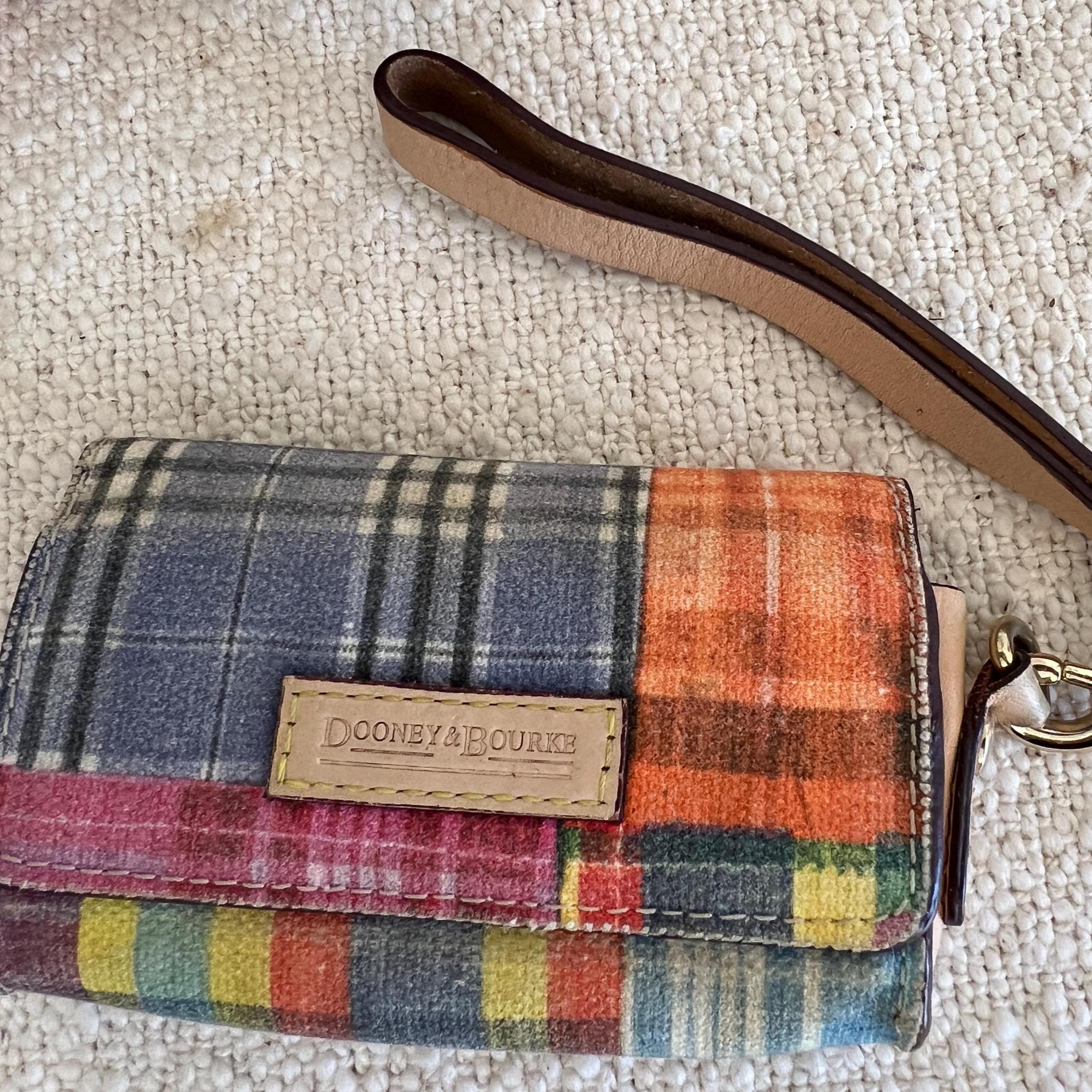 Dooney & Bourke チェック柄リストレット:ヴィンテージカード Dooney & Bourke チェック柄リストレット:ヴィンテージカード