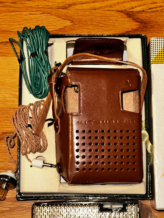 Vintage 60's Mitsubishi 6X-720 Transistor Radio Original Box