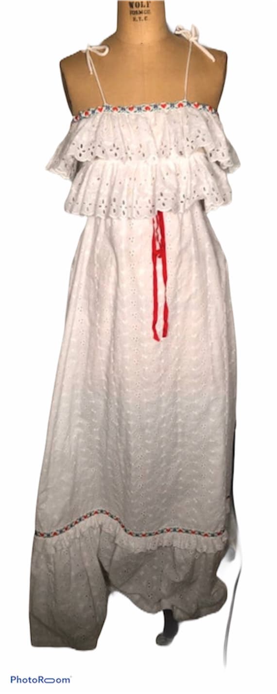 Vintage 70's Vicky Vaughn Junior White Ruffled Sle