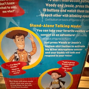 Puede incluir: Caja de producto con ilustraciones de Woody y Jessie de Toy Story. El texto describe funciones interactivas y un modo de conversaci&oacute;n independiente. Woody lleva un sombrero y chaleco de vaquero. Jessie lleva un sombrero rojo.