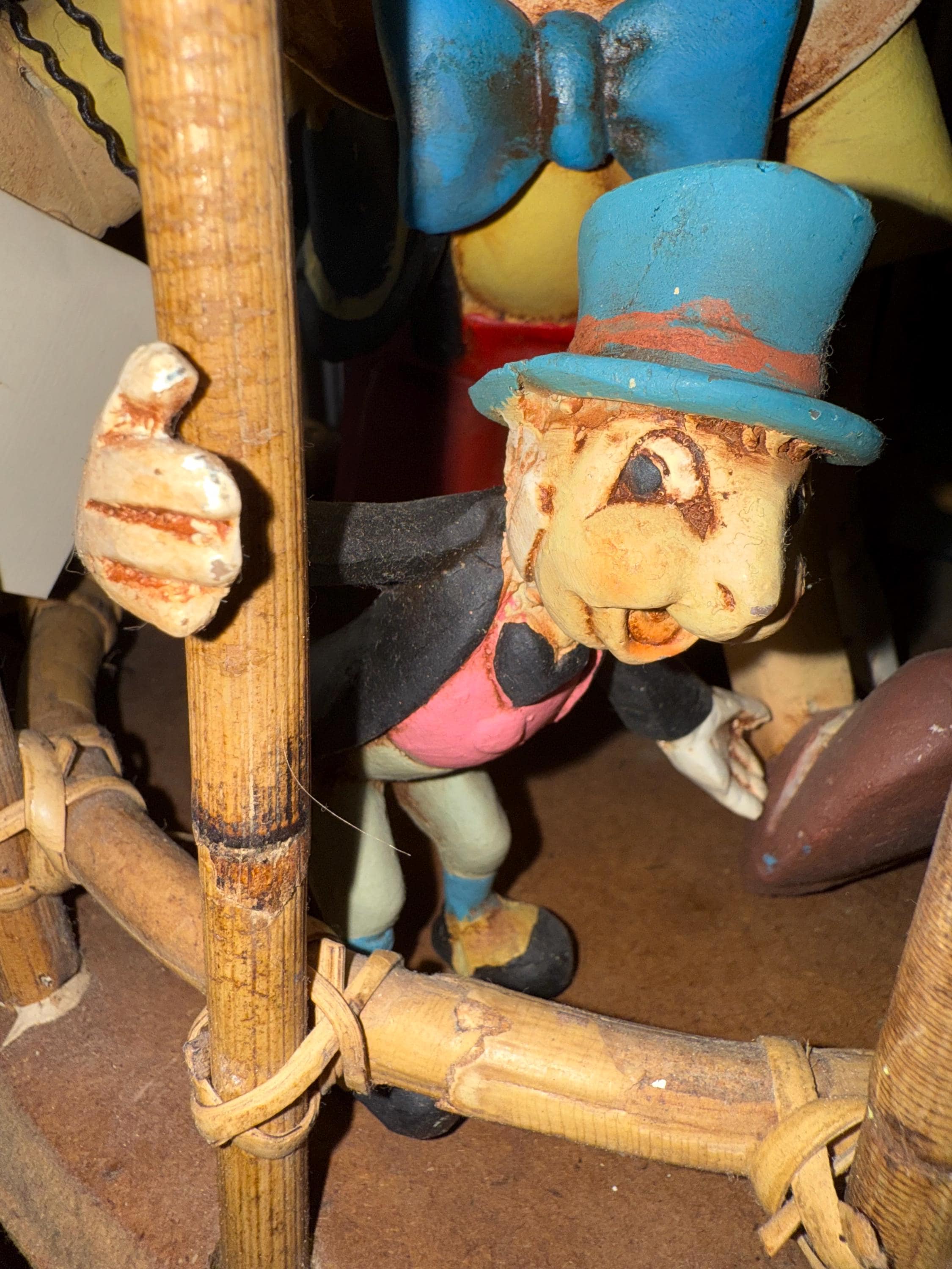 Figurine Pinocchio Et Jiminy Cricket Dans Cage En Osier – Sculpture Vintage