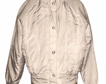 Vintage 80's Valley Girl Profile White Nylon Front Zip Snaps Chaqueta de esquí de invierno Hombreras Thermoloft DuPont Nuevo con etiquetas