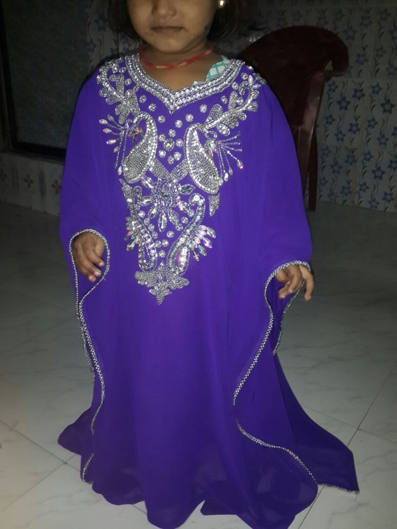 Robe arabe petite fille sale