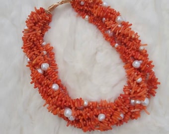 Set met chokerketting en oorbellen van koraal en parels