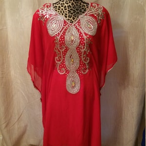 Robe caftan africaine en mousseline de soie et perles.