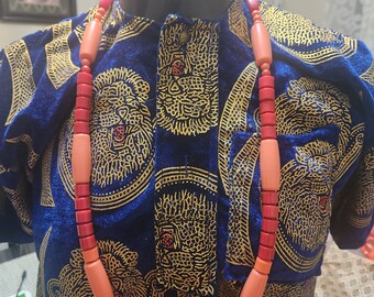 Halsband av afrikanskt korallfärgat plastpärlor - Unisex