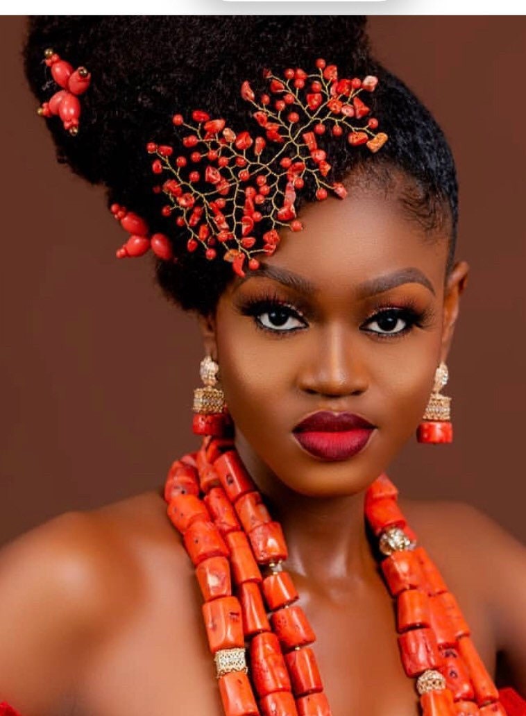 Yoruba Nigeria African Red Royal Beaded Headdress Crown on Lucite Stan -  E-mosaik