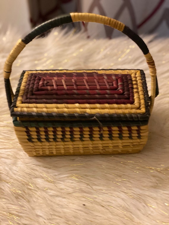 手作りのアフリカンバスケット、マルチカラーの編み込みコレクション