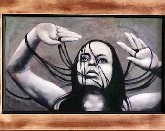 Könnte beinhalten: Ein Gemälde einer Frau mit langen schwarzen Haaren, die Arme über dem Kopf erhoben, die Augen nach oben gerichtet. Das Gesicht der Frau ist in einem realistischen Stil gemalt, mit sichtbaren Details ihrer Gesichtszüge. Der Hintergrund ist in einem gedämpften Grau gehalten.