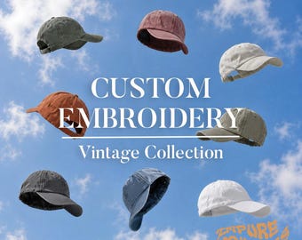Puede incluir: Una colección de ocho gorras de béisbol en varios colores incluyendo carbón, granate, beige, óxido, oliva, azul marino y blanco. El texto dice MADE IN LOS ANGELES, CUSTOM EMBROIDERY, Vintage Collection e IMPURE THOUGHTS sobre un cielo azul.