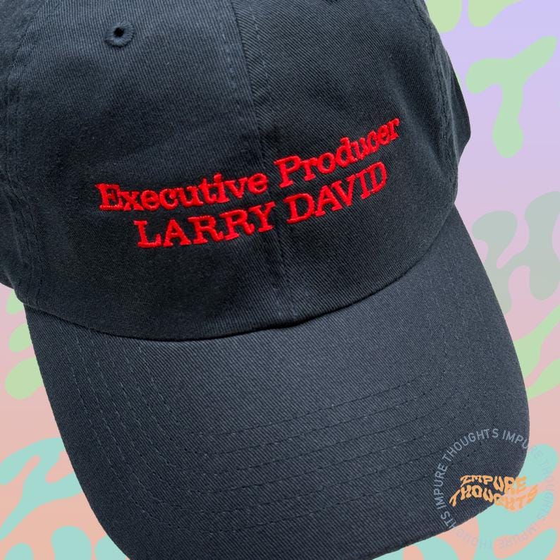 Puede incluir: Gorra de b&eacute;isbol azul marino con la inscripci&oacute;n bordada en rojo "Executive Producer LARRY DAVID". La gorra tiene una visera curva y un peque&ntilde;o bot&oacute;n en la parte superior. Fabricada en tejido resistente.