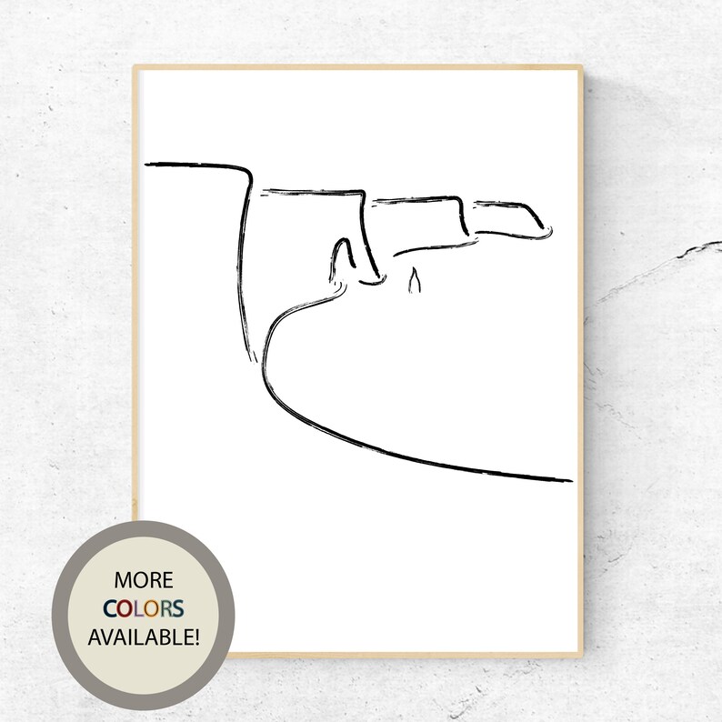 Op de afbeelding: Een zwart-witte lijntekening van een klif met een gebogen lijn aan de onderkant. De tekening is minimalistisch en abstract.