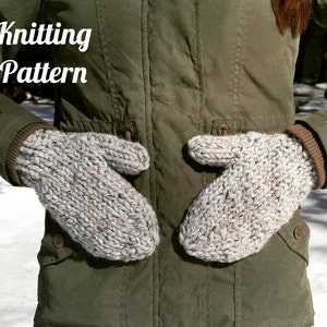 Pode incluir: Um par de luvas de malha feitas à mão em fio cinza claro salpicado. As luvas têm um punho canelado em uma cor marrom mais escura. O texto "Knitting Pattern" está no canto superior esquerdo. As luvas são mostradas contra uma jaqueta verde.