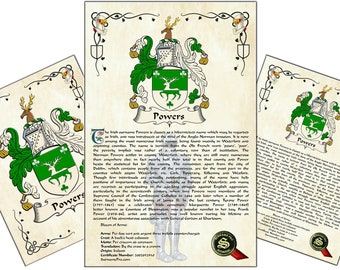 Könnte beinhalten: Drei gerahmte Powers-Familienwappen-Zertifikate. Das Wappen zeigt einen grünen Schild mit einem weißen Hirsch und drei grünen Kleeblättern. Die Zertifikate haben dekorative Ränder und Text, der die Geschichte der Familie Powers beschreibt.