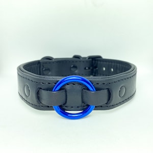 Geheel zwarte leren halsband met blauwe ring