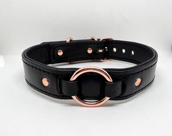 Collar/gargantilla de cuero negro con todos los herrajes de oro rosa