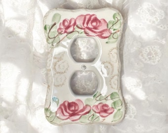 Cubierta de enchufe de luz vintage de porcelana pintada a mano estilo shabby chic