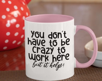 Du musst nicht verrückt sein, um hier zu arbeiten Tasse | Geschenke für | Büro Humor Tasse | Geschenk für Kollegen | Lustige Arbeit Tasse