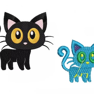 Op de afbeelding: Twee geborduurde katontwerpen. Eén is zwart met gele ogen en roze binnenoren. De andere is blauw met groene ogen en paarse accenten. Beide hebben lange staarten en snorharen. Deze ontwerpen zijn geschikt voor borduurprojecten.