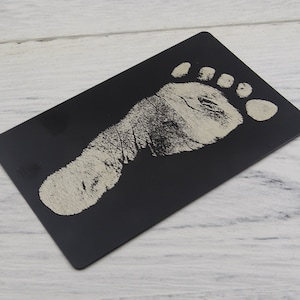Personalisierter Baby-Fußabdruck, Fingerabdruck, benutzerdefinierte Lasergravur Handschrift Nachricht Brieftasche Karteneinsatz, einzigartiges Gedenkgeschenk für neugeborenen Vater
