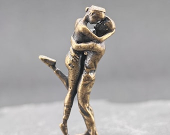 Little Brass Couple Figurine – Mini Romantic Sculpture for Sentimental Micro World Collectibles